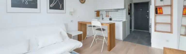 Malý obývací pokoj s kuchyní v panelovém bytě
